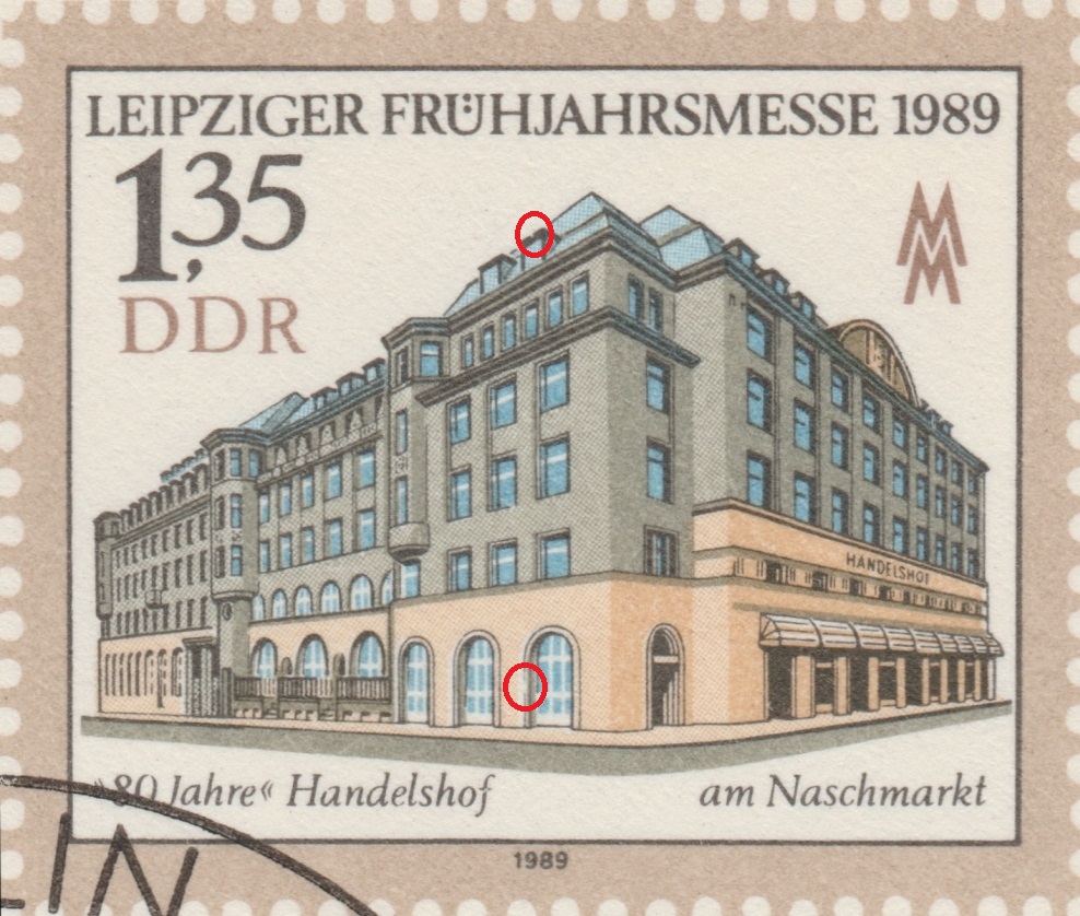 Unterbrochene Fensterlinie und Kerbe in der Mansarde mit SSt